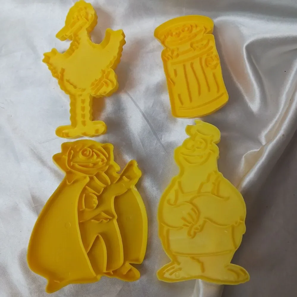 VINTAGE SESAME STREET PLASTIC COOKIE CUTTERS-LOT OF 4 1971-1977